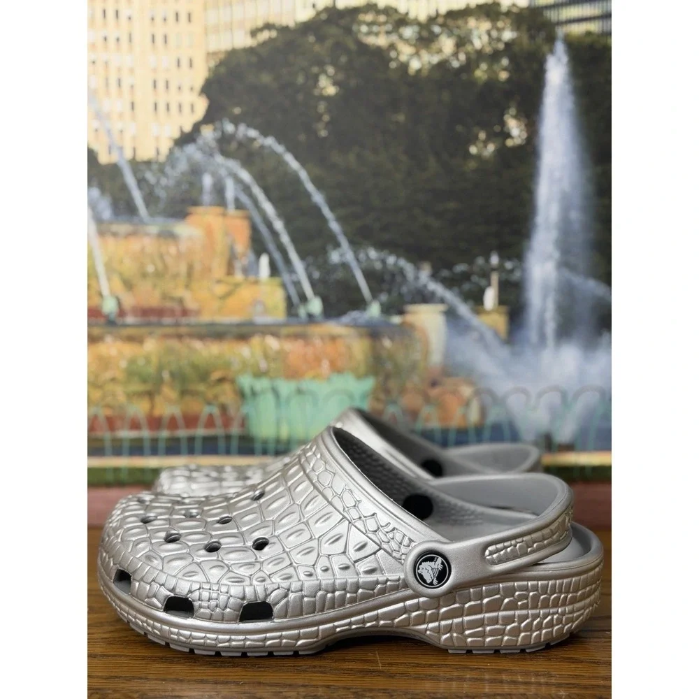 New Crocs Unisex-Adult Classic Crocskin Clogs Silver Metallic Size 4 Men 6 Wmn